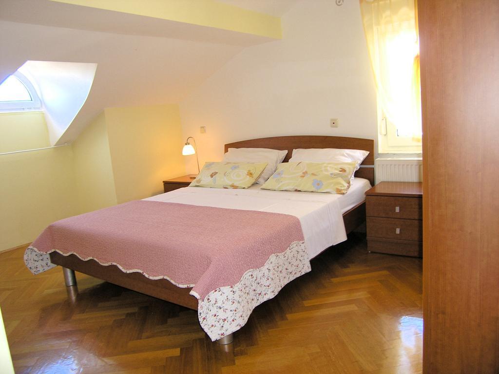 Apartments Kristina Krk Town Exterior photo