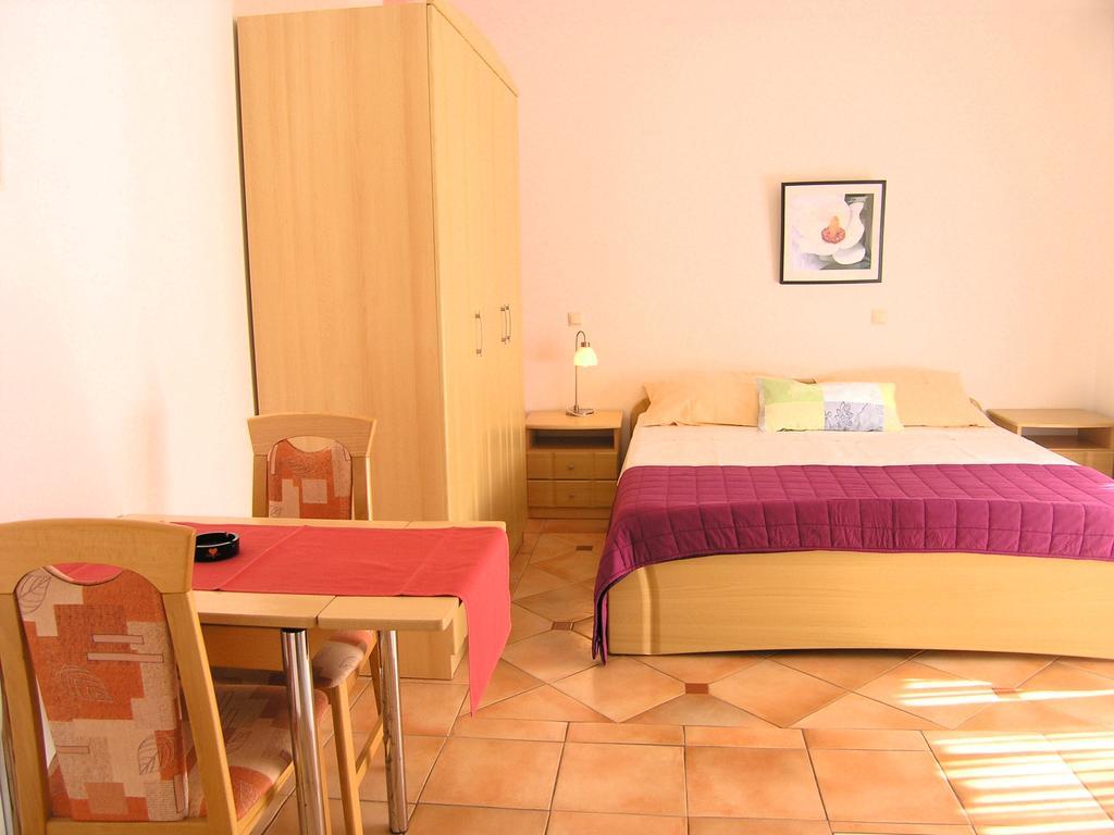 Apartments Kristina Krk Town Exterior photo